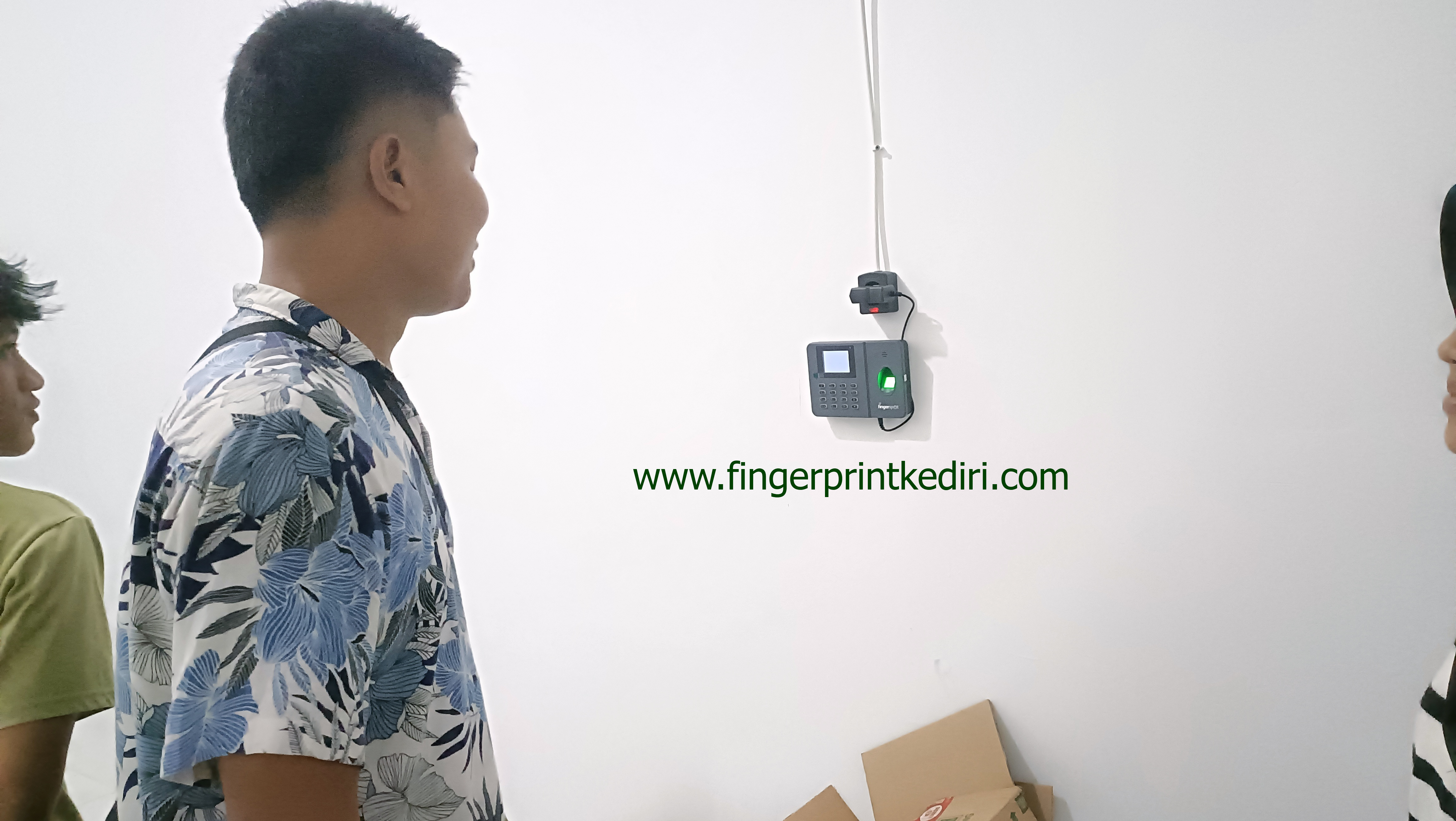 <p>Apa itu Fingerprint Fingerspot dan kenapa jadi solusi absen paling efektif saat ini ? Di era serba cepat seperti sekarang, banyak Perusahaan, sekolah, toko, hingga kafe yang mulai meningkatkan cara absen lama seperti tanda tangan manual atau kartu. Cara lama itu rawan terlambat dicatat, mudah dimanupulatif, bahkan sering membuat data berantakan. Karena itu hadir teknologi Bernama Fingerprint Fingerspot, perangkat absen modern yang mampu membaca sidik jari manusia secra akurat, otomatis, dan real-time.</p>